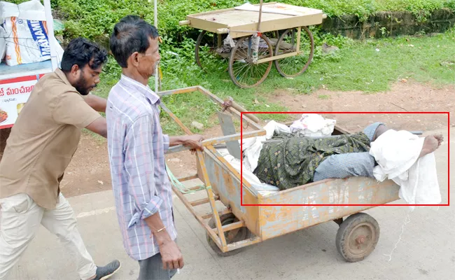 Municipal Staff Shifting Dead Body in Dumping Vehicle in East Godavari - Sakshi