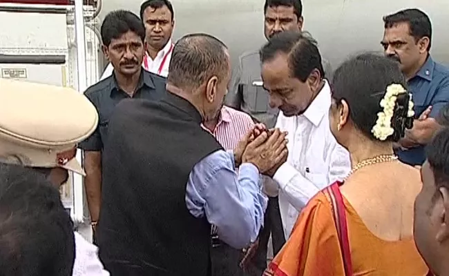 CM KCR Send Off To Governor ESL Narasimhan Couple At Begumpet - Sakshi