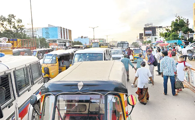 People Sufering With Heavy Traffic in LB Nagar Xroads - Sakshi