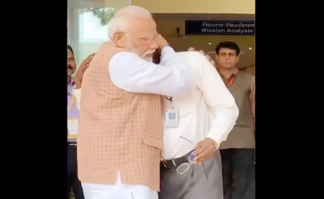 PM Modi Console Emotional ISRO Chairman Sivan After Broke Down - Sakshi