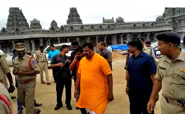 BJP MLA Raja Singh Visits Yadadri Temple - Sakshi