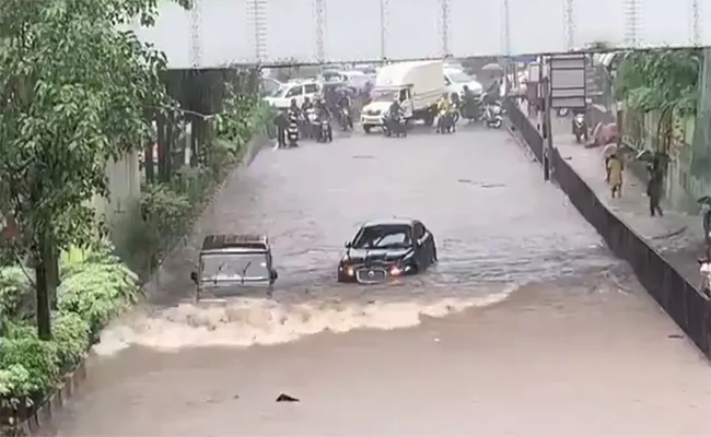 Bolero Drives Past Jaguar In Mumbai Rains - Sakshi