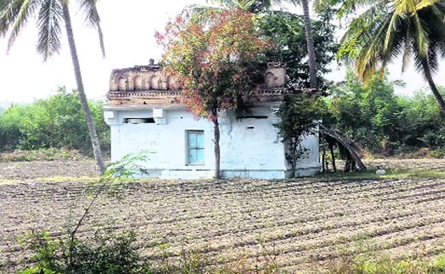 Koneti Venkata Laxumamma Tomb In Rayadurgam - Sakshi