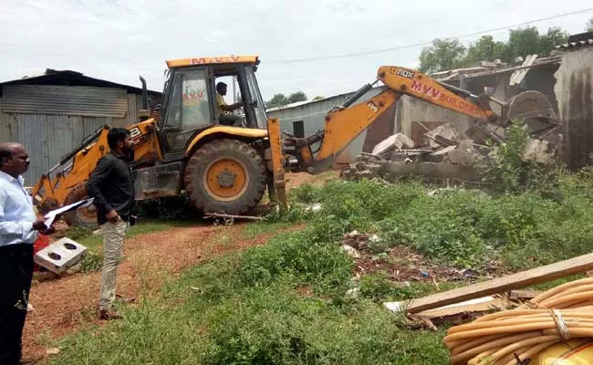 Encroachment Cleared In Govt Lands In Visakhapatnam - Sakshi