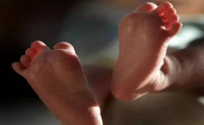 Man throws friend Three Year Old Baby From 7th Floor In Mumbai - Sakshi