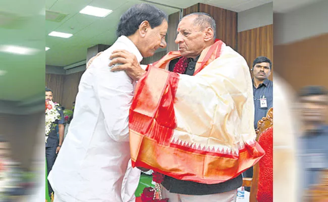 ESL Narasimhan,KCR Get emotional At Farewell - Sakshi