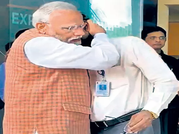 Narendra Modi consoled ISRO chief Sivan with his hug - Sakshi