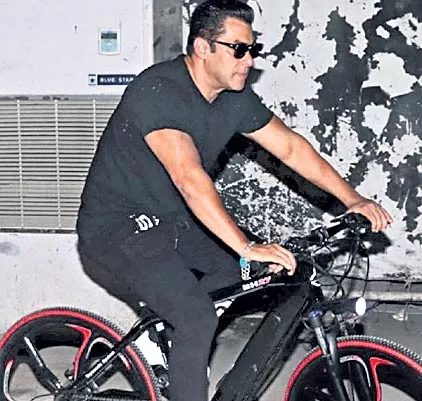 Salman Khan cycles to his shoot for Dabangg-3 - Sakshi