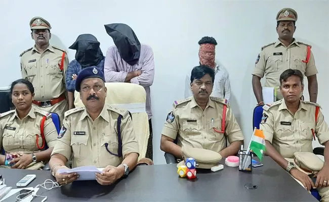 3 Fake Police Arrested And Seized Car In PSR Nelloru  - Sakshi