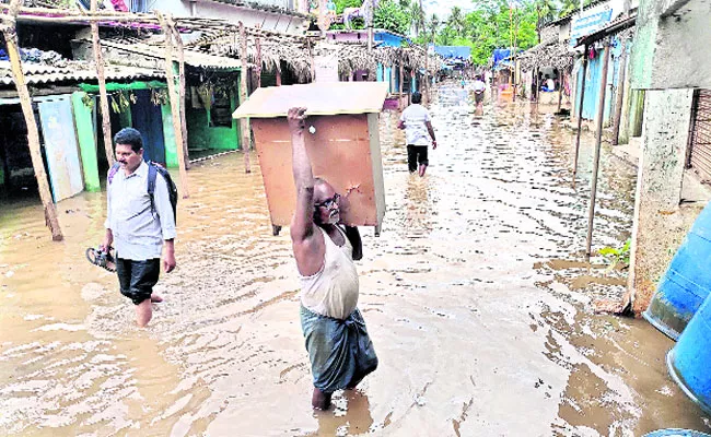 Heavy River Flow At East Godavari First  Alaram At The Barrage Danger Siganal - Sakshi