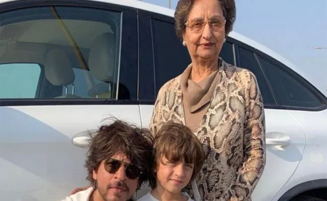 Shah Rukh Khan Greetings To Mom in law On Birthday  - Sakshi