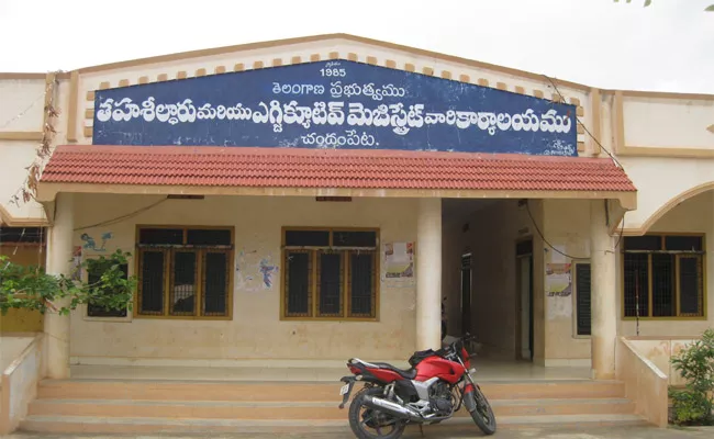 ACB Raids Chandampeta Revenue Office In Nalgonda District - Sakshi