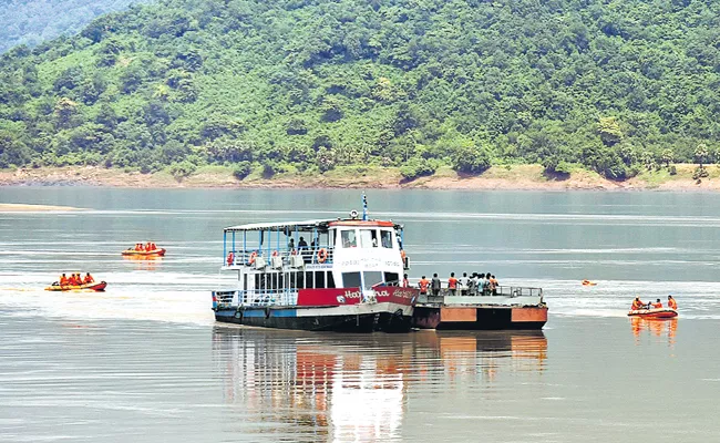 Boat extraction process started at Kachuluru - Sakshi