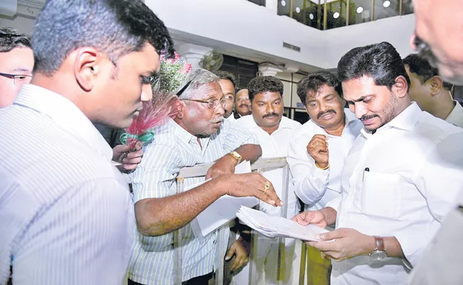 CM Jagan heard the grievances of the people at Renigunta airport - Sakshi