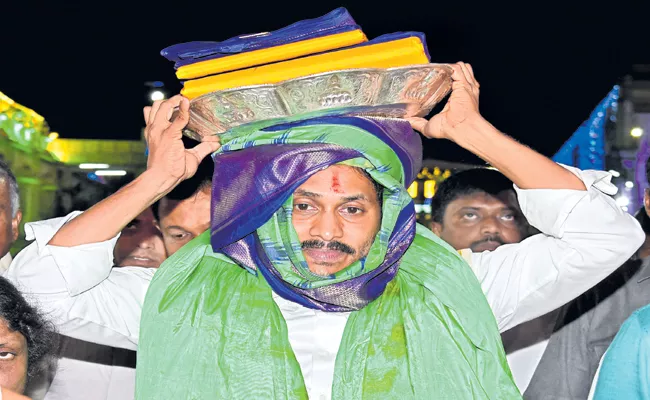 CM YS Jagan Presents Silk Garments to Tirumala Venkateswara Swamy - Sakshi