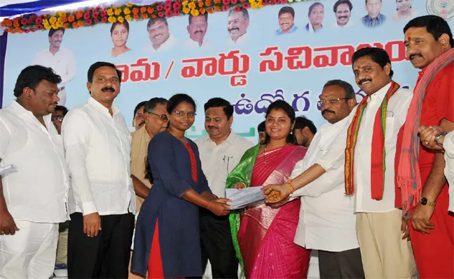 Pushpa Srivani Given Allotment Letter To Grama Sachivalaya Job Candidates - Sakshi