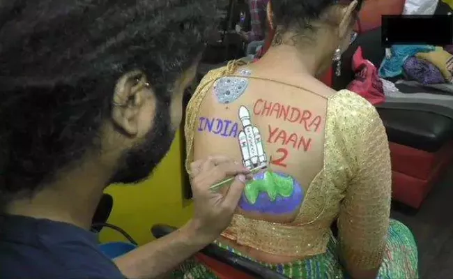 Surat Women Pose With Chandrayaan 2 And Article 370 Body Paint Tattoos During Navratri preps - Sakshi