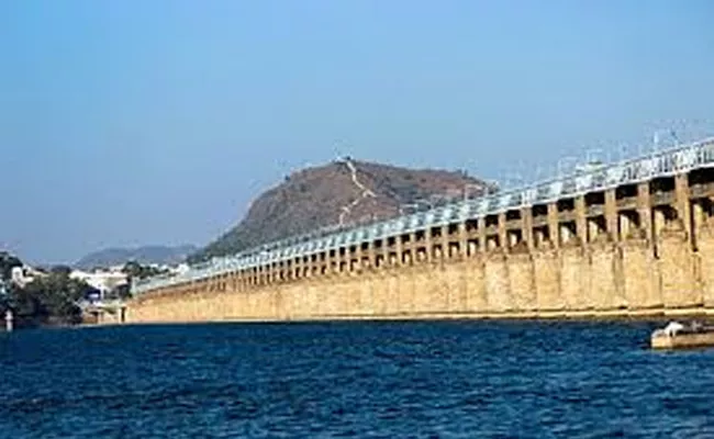 Krishna River Flood Water Inflow Increases In Prakasam Barrage - Sakshi