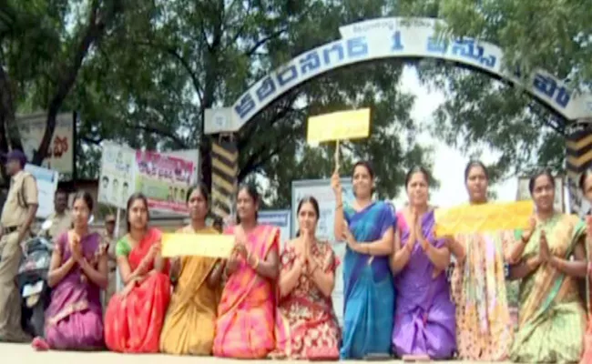 Political Leaders And Student Leaders Supports To RTC Strike Labours In Telangana - Sakshi