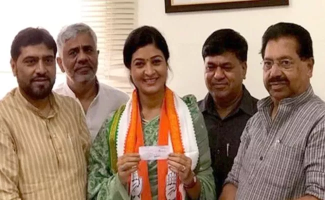 Former AAP MLA Alka Lamba joins Congress - Sakshi