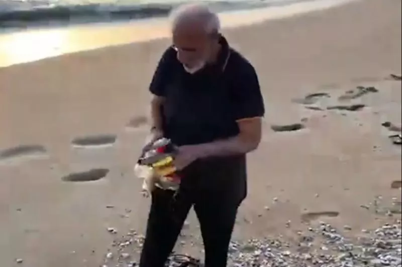 Narendra Modi Jogging While Picking up litter On Mahabalipuram Beach - Sakshi