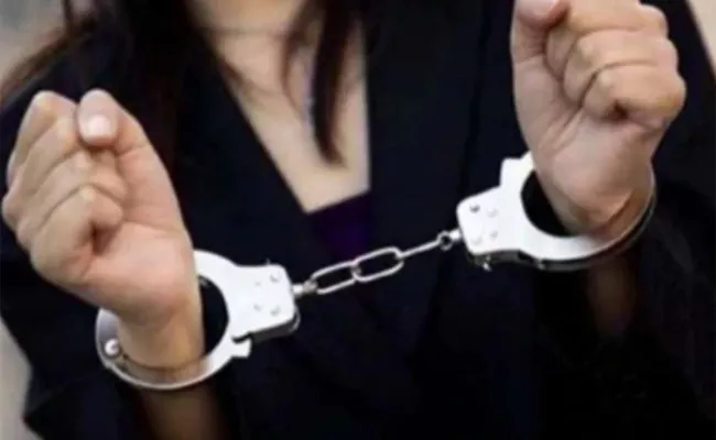 3 Women Held For Robbing From Elder Man In Hauz Khas In Delhi - Sakshi