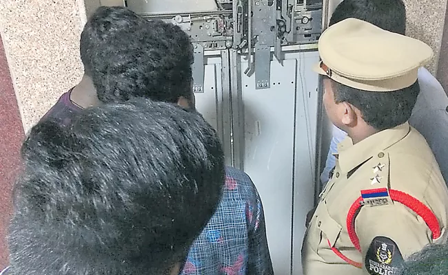 Minister Gangula Kamalakar Stuck In Lift - Sakshi