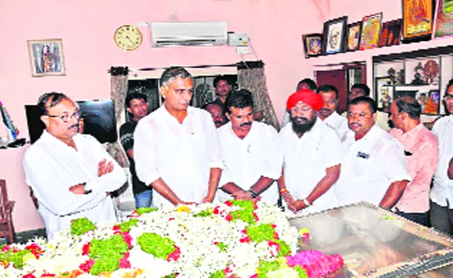 Minister Thanneeru Harish Rao Gave Tribute To The Ramarao dead In Karimnagar - Sakshi