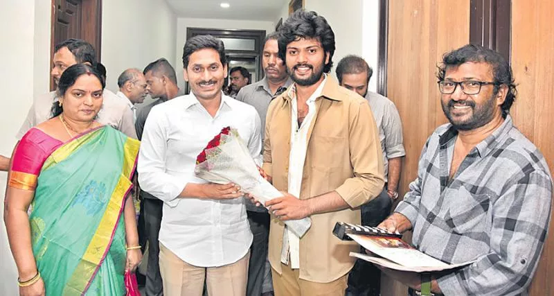 Ap cm ys jagan mohan reddy clap and belssings for auto rajini movie - Sakshi