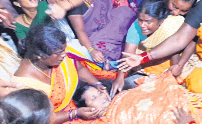 Woman killed At Raja Mahendravaram Police Station - Sakshi