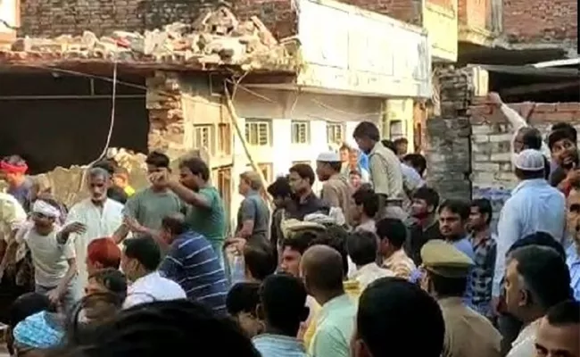 Dead And Several Feared Trapped In Cylinder Blast In Uttar Pradesh - Sakshi