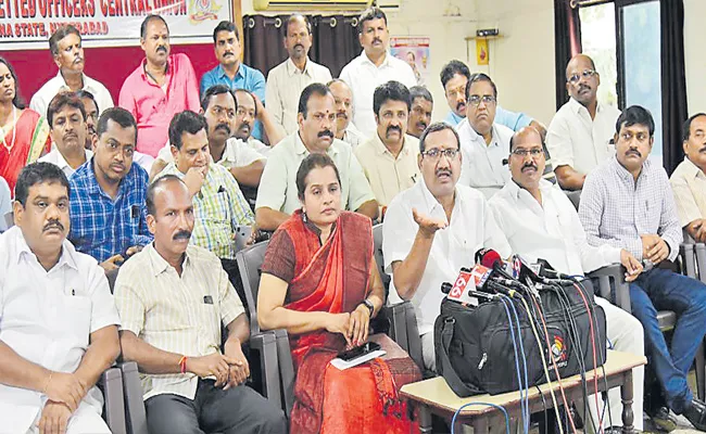 Job JAC Chairman,Secretary Ravinder Reddy,Mamatha Over TSRTC Strike - Sakshi