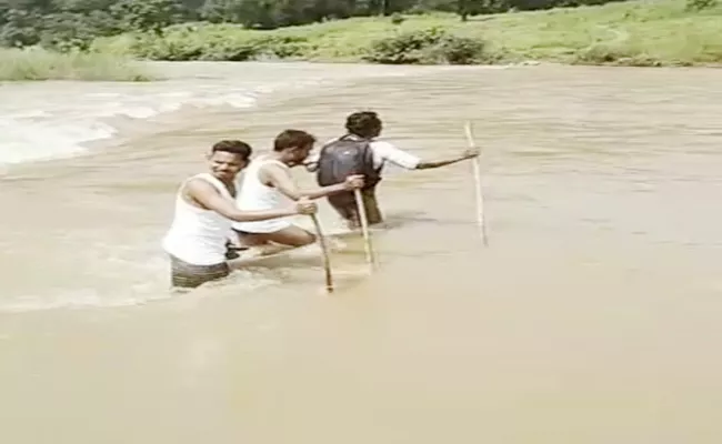 School Teachers Crossing Canal For YSR Kanti Velugu Scheme - Sakshi