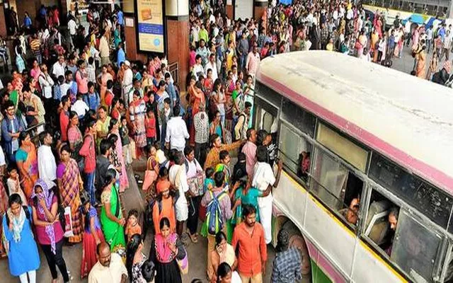 Railway Stations And Bus Stops Are Full Of Rush With Passengers In Vijayawada - Sakshi