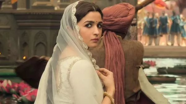  Alia Bhatt Reveals  Ranbir Kapoors Advice After The Failure Of Kalank - Sakshi