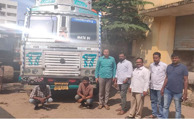 Vigilence And Enforcement Officers Seized Illegal Ration Rice In Warangal - Sakshi