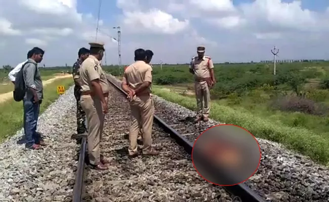 Three Deadbodies Found On Near Hindupur Railway Station - Sakshi