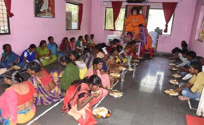 Free Food Service By Volunteer Organization In Adilabad  - Sakshi