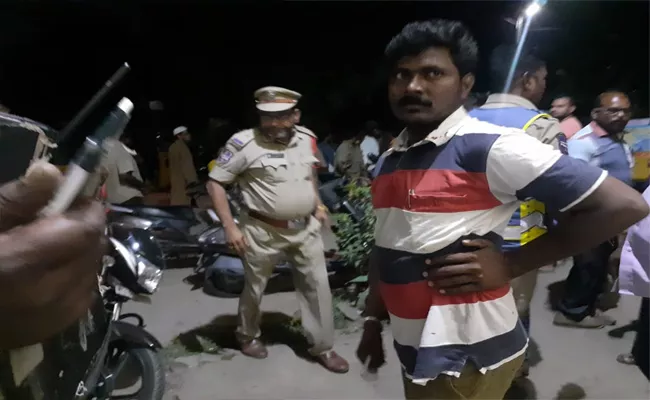 Two Persons Attacked Each Other With Knife In Kazipet - Sakshi