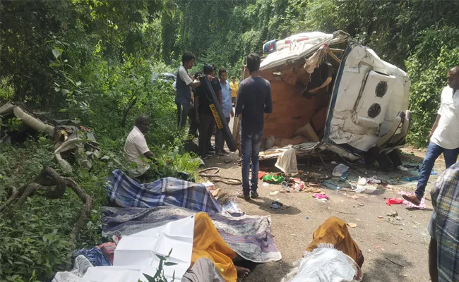 Karnatak People Died in Ghat Road Accident East Godavari - Sakshi