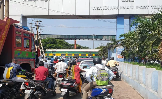 Traffic Jam At C horse Junction Visakhapatnam - Sakshi