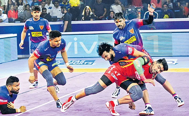 Bengal Warriors Vs Dabang Delhi To Clash In Finals - Sakshi