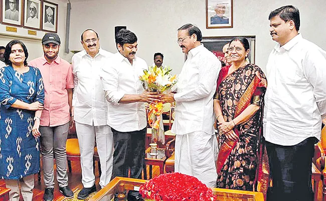 venkaiah Naidu Praises On Saira Narasimha Reddy Movie - Sakshi