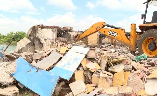 CRDA Demolishes Illegal Constructions Over Prakasam Barrage - Sakshi