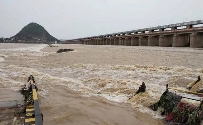 Police Rescued Man Who Attempts Suicide At Prakasam Barrage - Sakshi