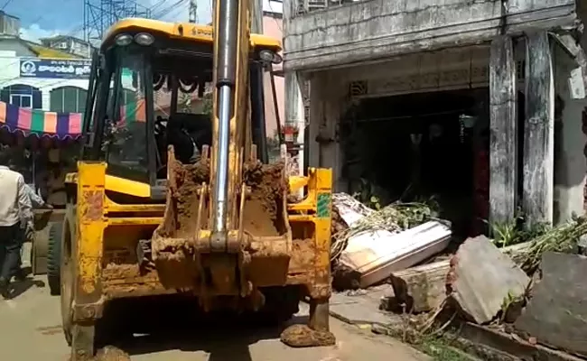 Thugs Demolish The Aged Woman Home In Tadepalligudem - Sakshi