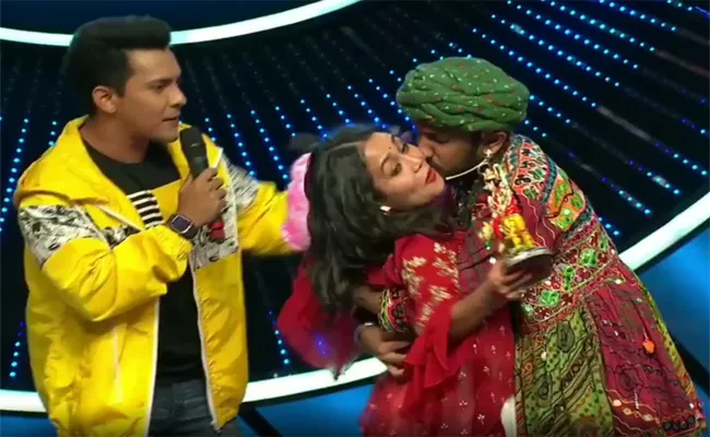 Neha Kakkar Left In Shock After Indian Idol 11 Contestant Forcibly Kisses Her on Stage - Sakshi