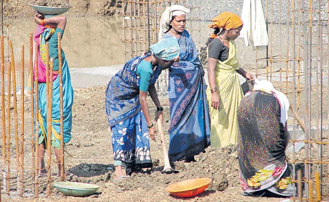 Karnataka Labor Department Has Taken Special Care For The Children of coolies - Sakshi