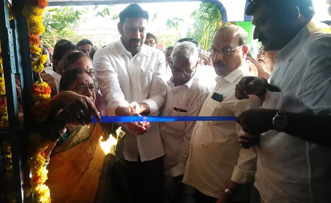 MP Avinash Reddy Started the Village Secretariat in Edupulapaya - Sakshi