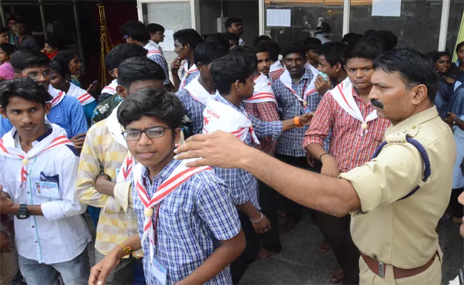 CI Bad Behavior On NSS Students In Vijayawada - Sakshi